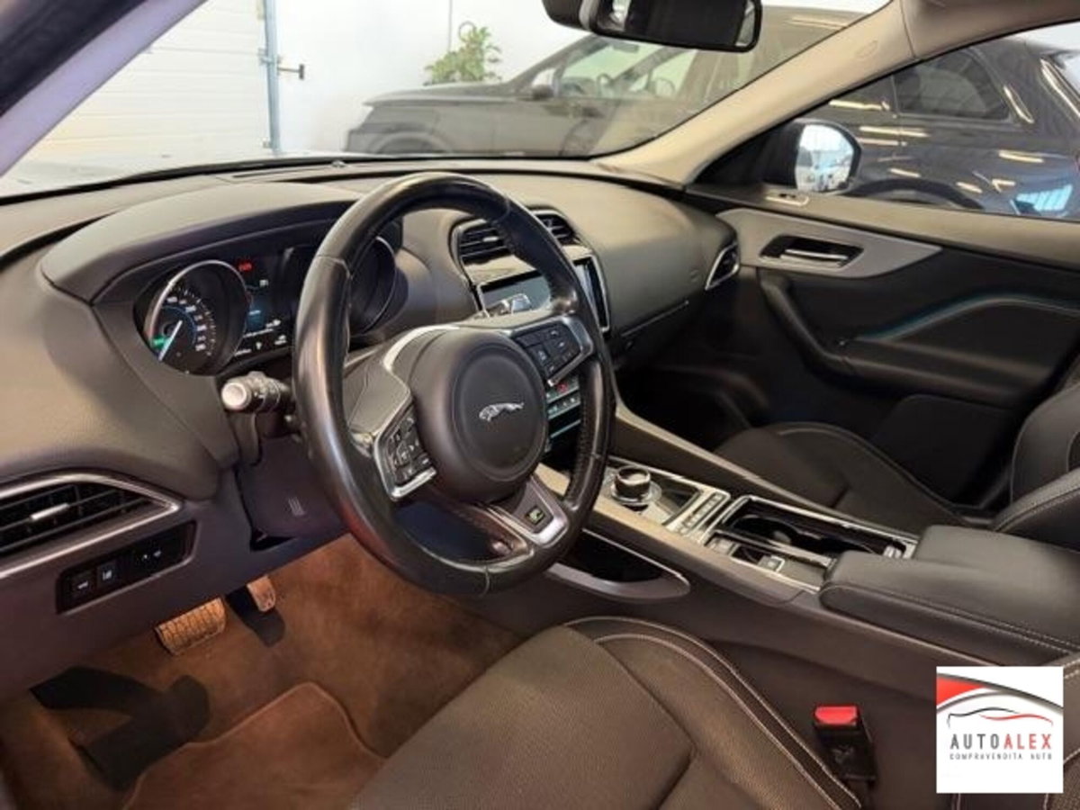 Jaguar F-Pace 2.0 D 180 CV AWD R-Sport (7)