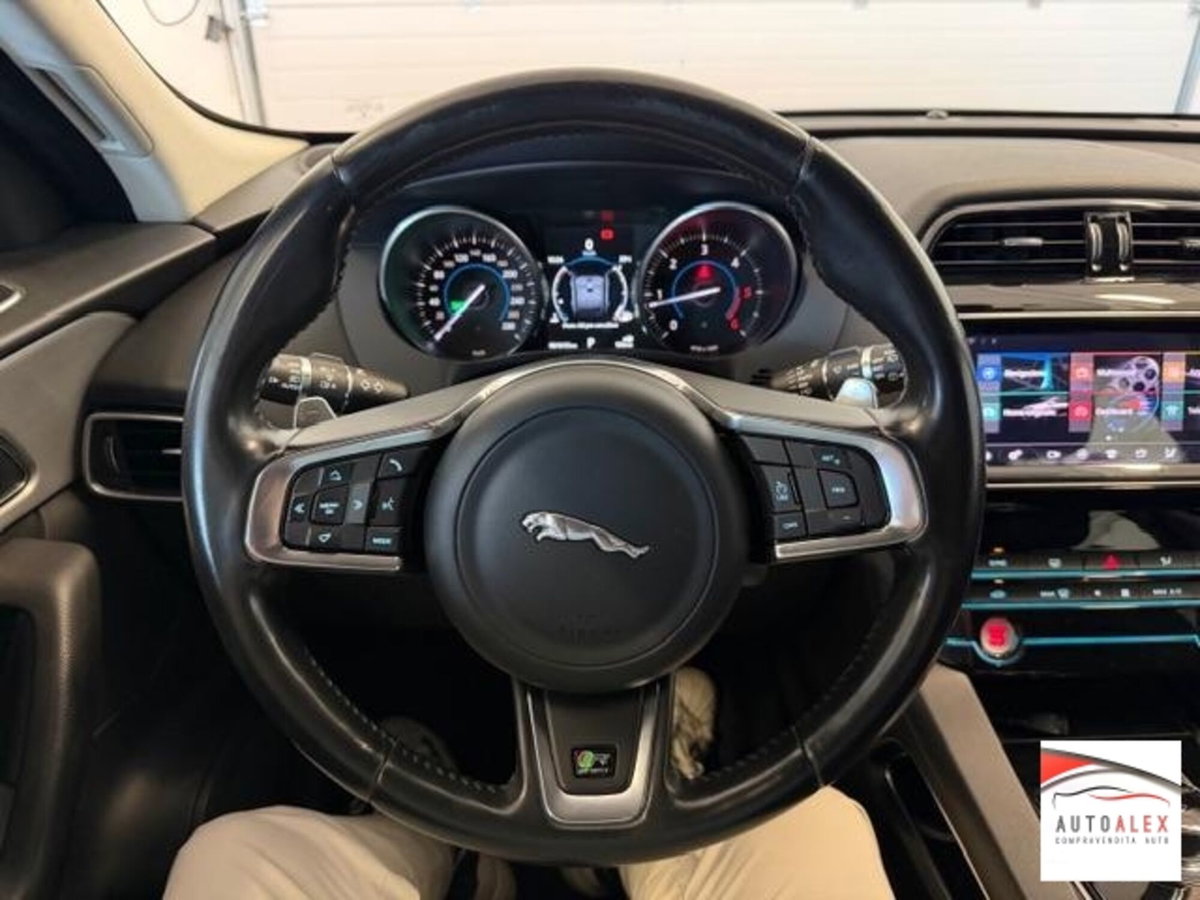 Jaguar F-Pace 2.0 D 180 CV AWD R-Sport (9)