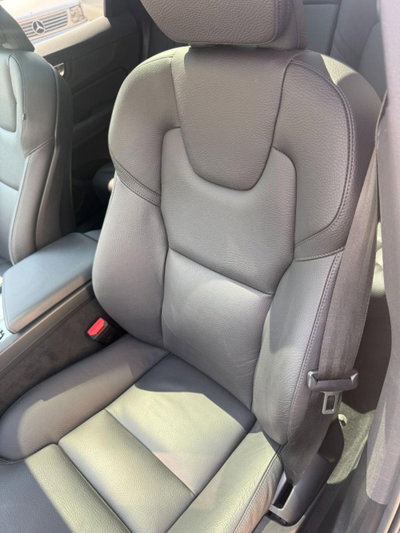 Volvo XC60 B5 (d) AWD automatico Plus Dark (14)