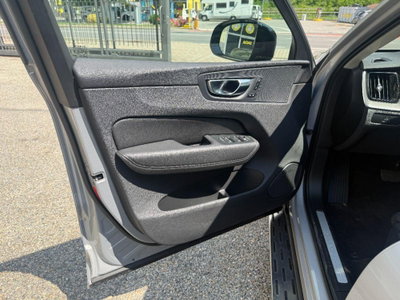 Volvo XC60 B5 (d) AWD automatico Plus Dark (15)