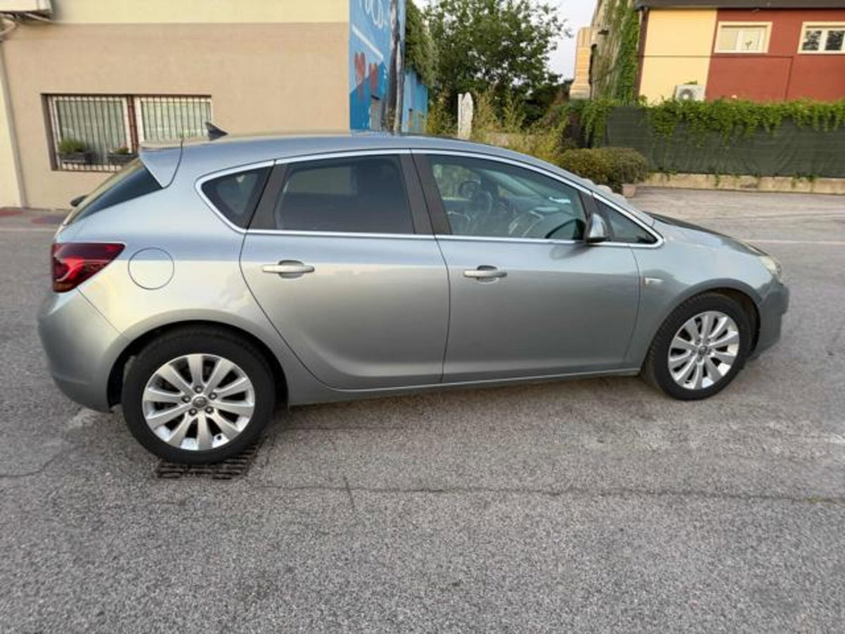 Opel Astra 1.7 CDTI 110CV 4 porte Cosmo (4)