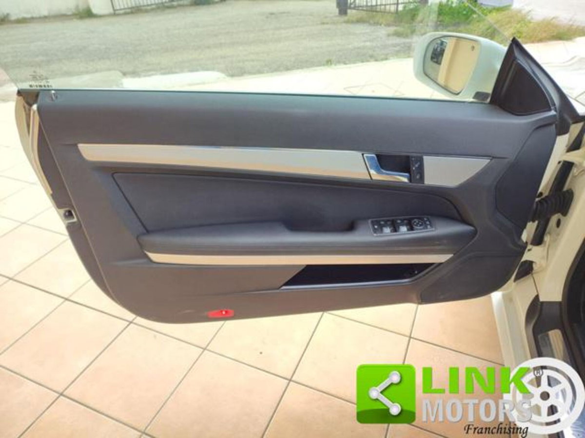 Mercedes-Benz Classe E Coupé 250 CDI Coupé BlueEFFICIENCY Avantgarde (13)