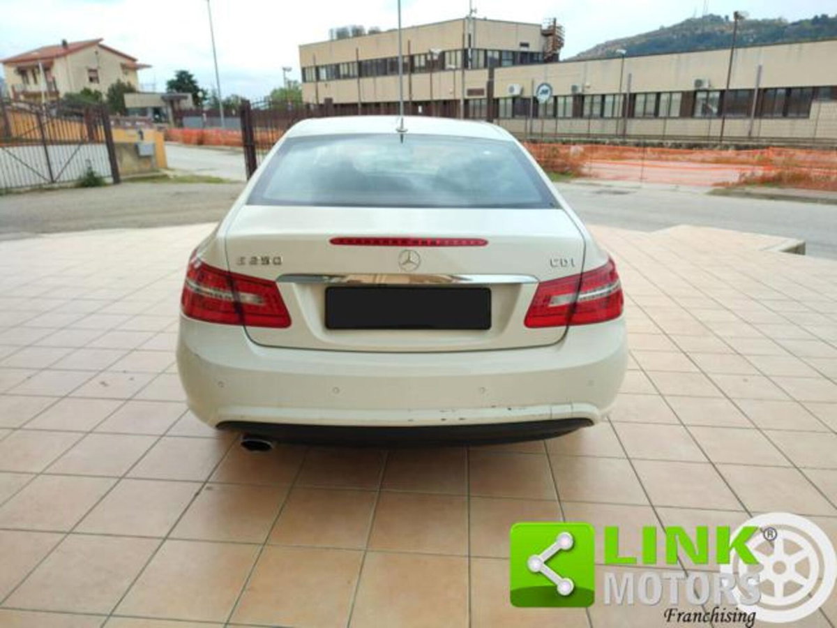 Mercedes-Benz Classe E Coupé 250 CDI Coupé BlueEFFICIENCY Avantgarde (4)