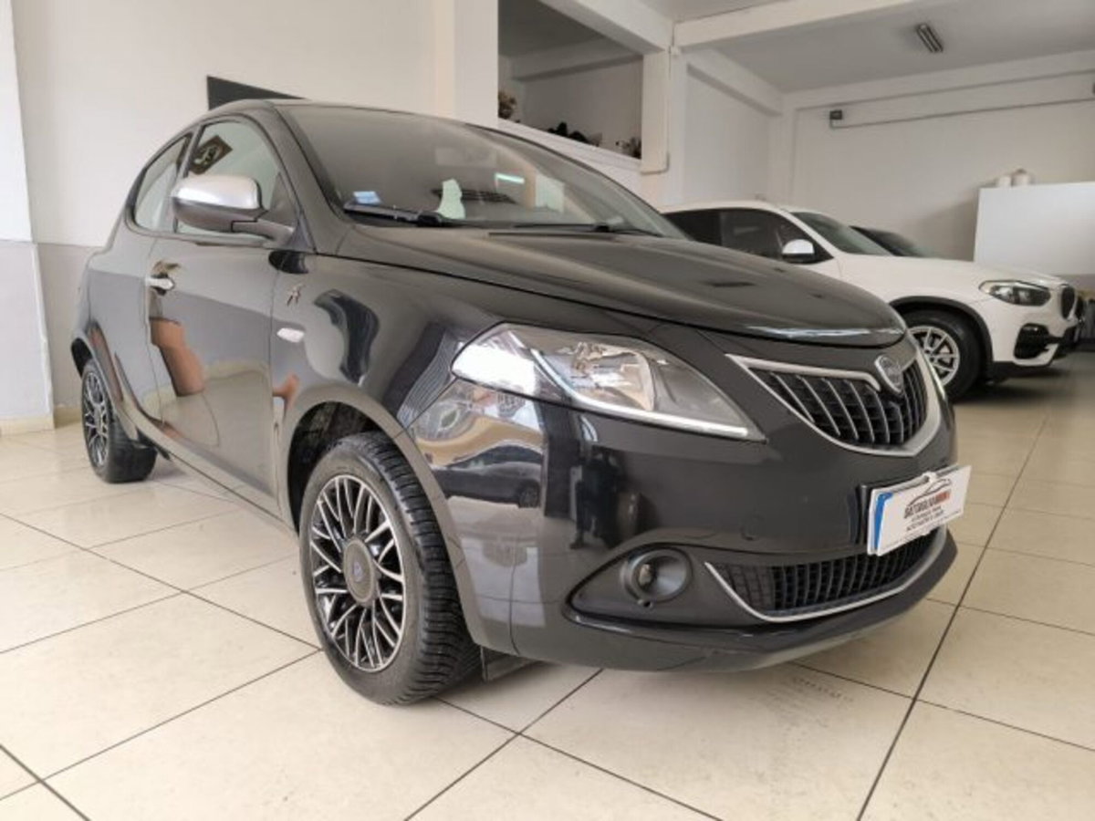 Lancia Ypsilon 1.0 FireFly 5 porte S&S Hybrid Alberta Ferretti (2)