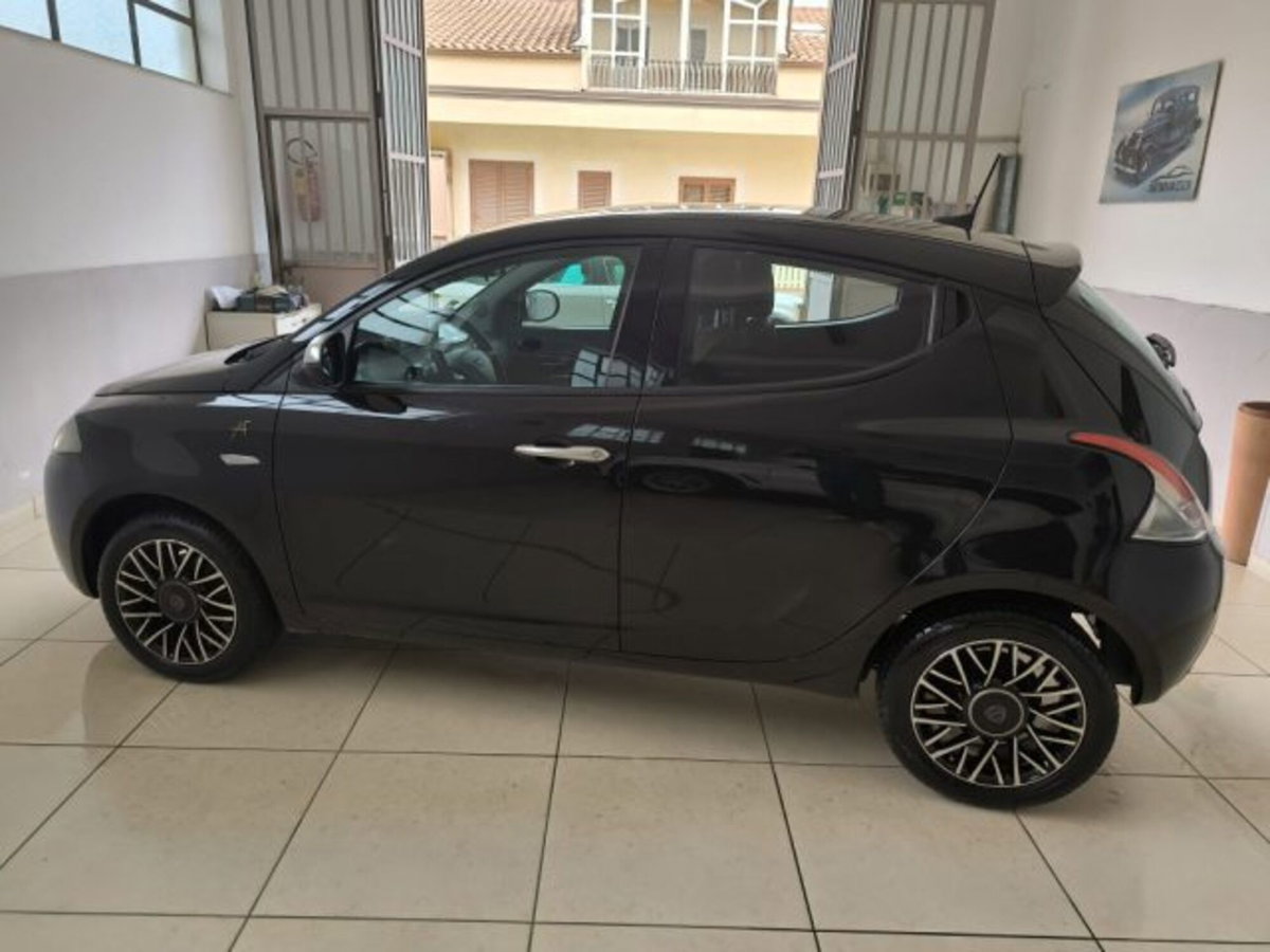 Lancia Ypsilon 1.0 FireFly 5 porte S&S Hybrid Alberta Ferretti (3)