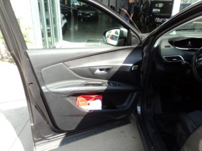 Peugeot 3008 BlueHDi 130 S&S EAT8 GT (11)