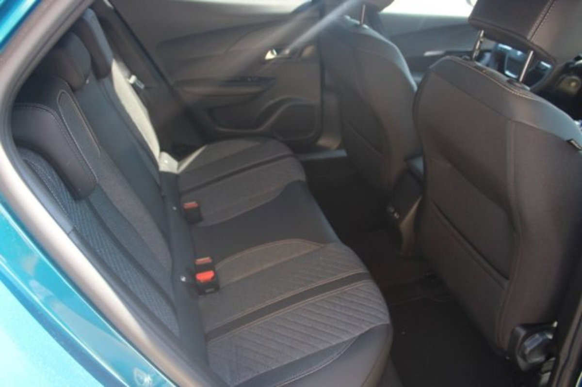 Peugeot 2008 PureTech 100 S&S Allure (8)