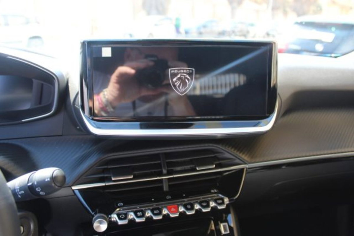 Peugeot 2008 PureTech 100 S&S Allure (9)