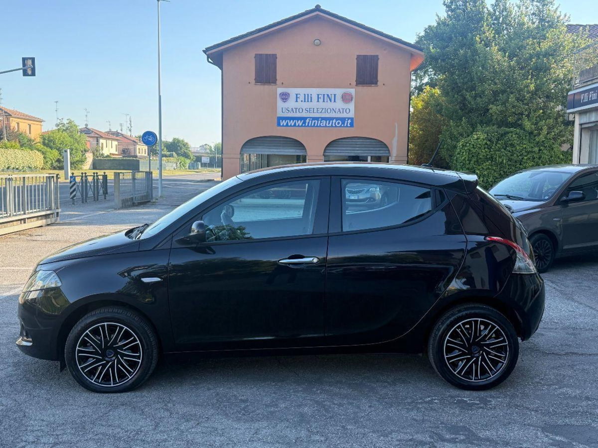 Lancia Ypsilon 1.0 FireFly 5 porte S&S Hybrid Gold Plus (2)