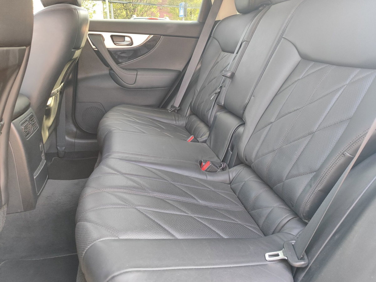 Infiniti FX FX30d S Premium (10)