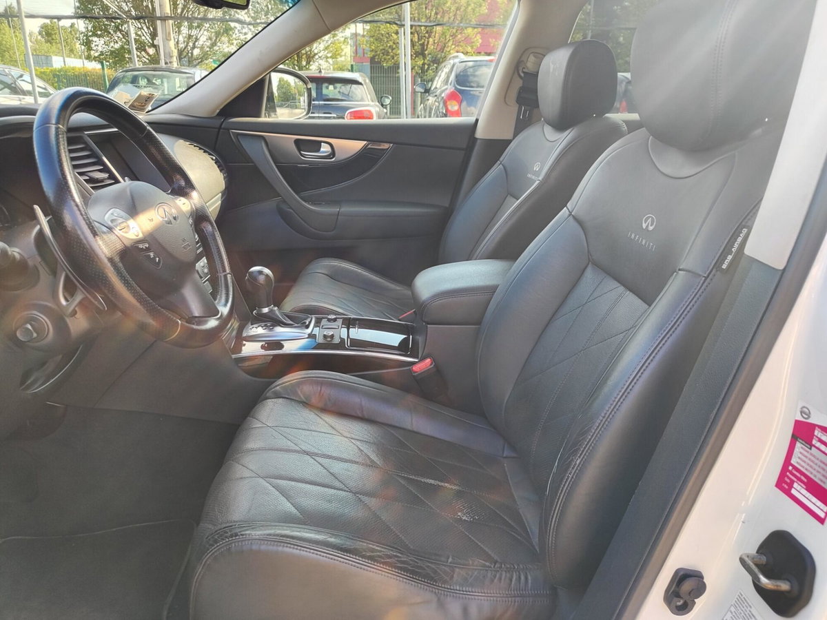 Infiniti FX FX30d S Premium (9)