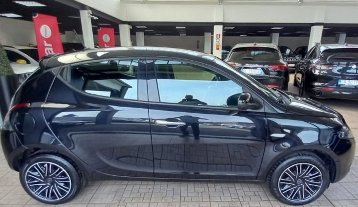 Lancia Ypsilon 1.0 FireFly 5 porte S&S Hybrid Ecochic Gold (2)