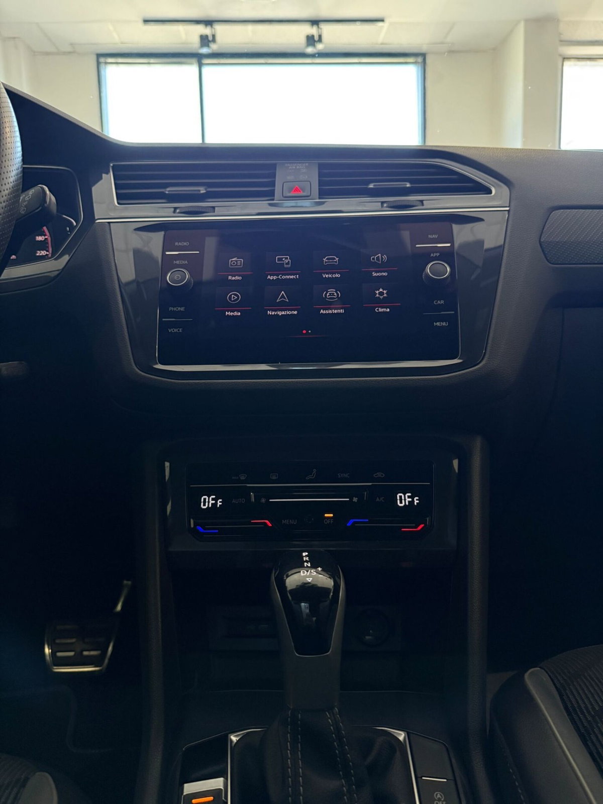 Volkswagen Tiguan 2.0 TDI 150 CV SCR DSG 4MOTION R-Line (11)