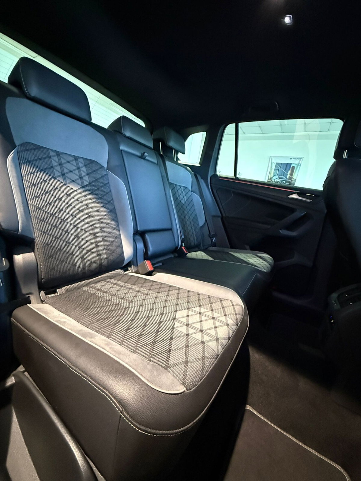 Volkswagen Tiguan 2.0 TDI 150 CV SCR DSG 4MOTION R-Line (13)