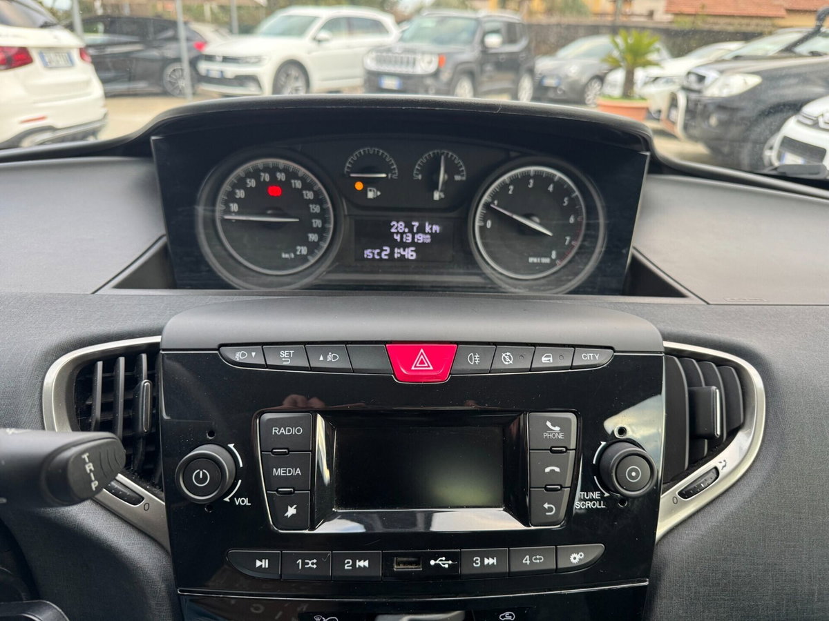 Lancia Ypsilon 1.0 FireFly 5 porte S&S Hybrid Ecochic Silver (14)
