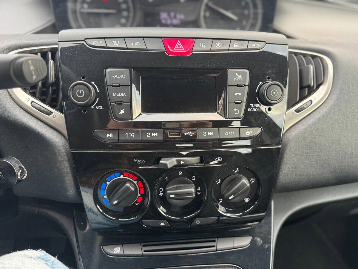 Lancia Ypsilon 1.0 FireFly 5 porte S&S Hybrid Ecochic Silver (15)