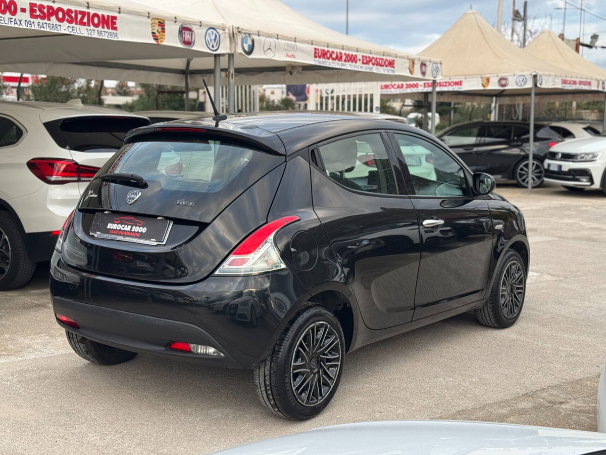 Lancia Ypsilon 1.0 FireFly 5 porte S&S Hybrid Ecochic Silver (4)