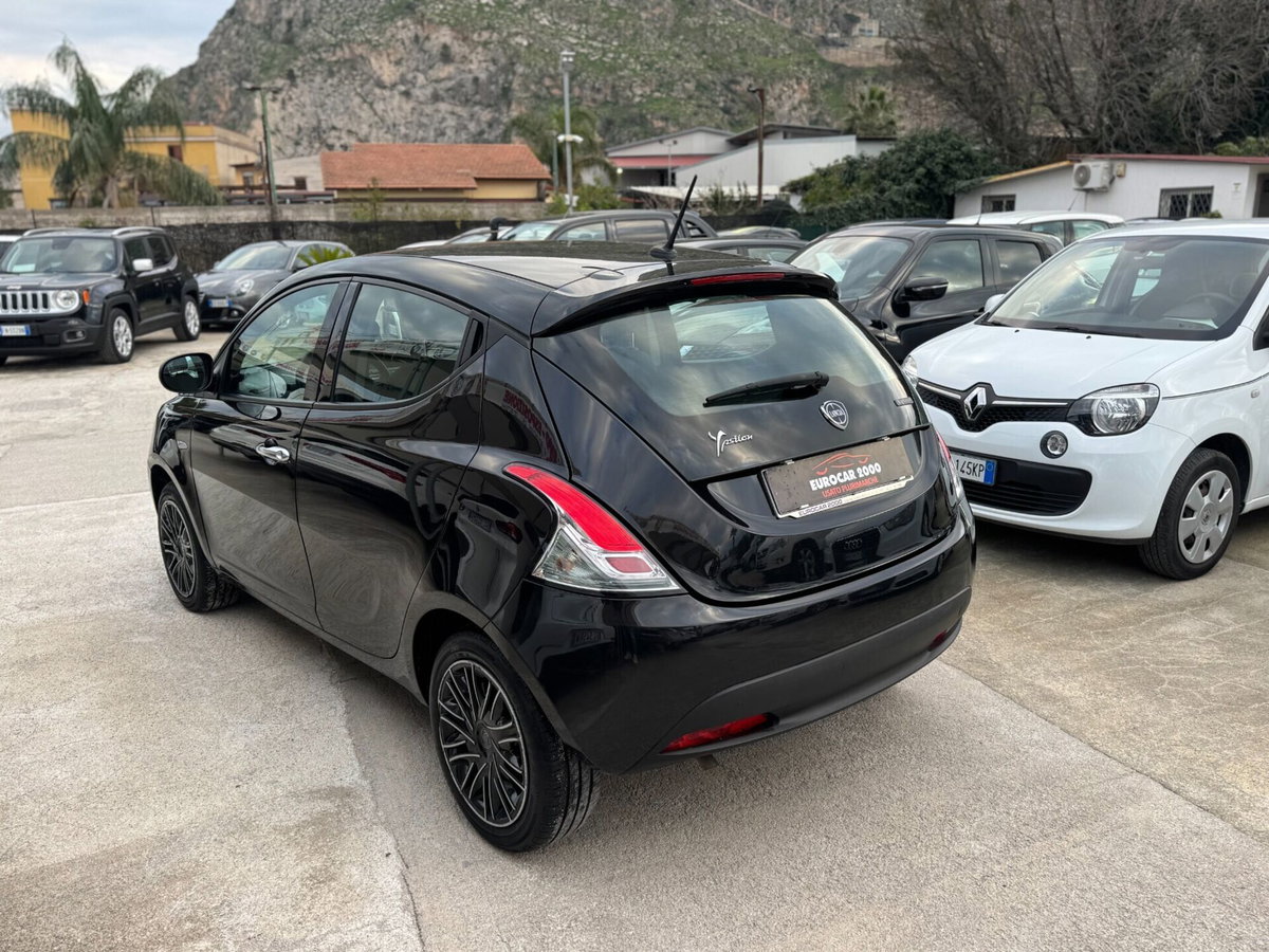 Lancia Ypsilon 1.0 FireFly 5 porte S&S Hybrid Ecochic Silver (6)