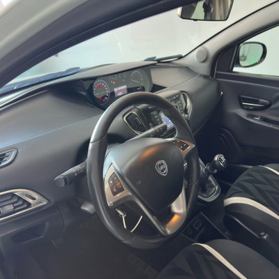 Lancia Ypsilon 1.2 69 CV 5 porte Gold (10)