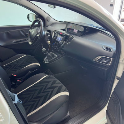 Lancia Ypsilon 1.2 69 CV 5 porte Gold (7)