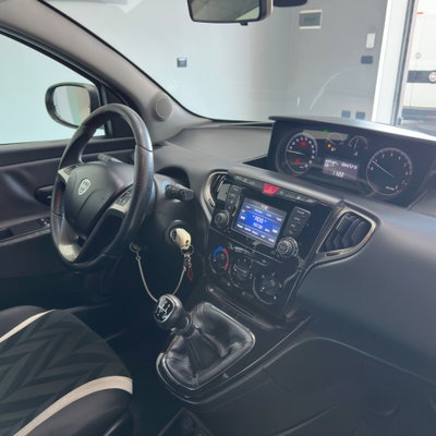Lancia Ypsilon 1.2 69 CV 5 porte Gold (8)