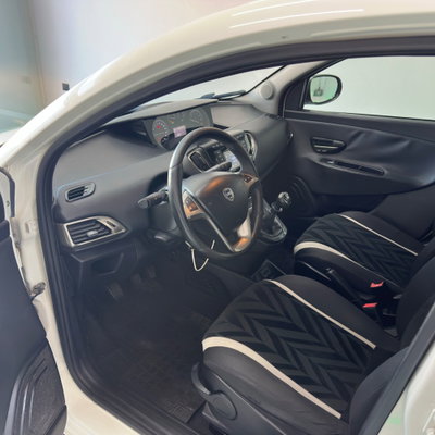 Lancia Ypsilon 1.2 69 CV 5 porte Gold (9)