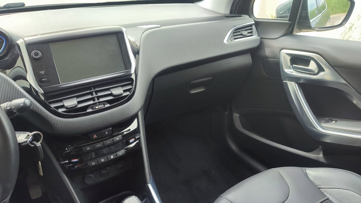 Peugeot 2008 120 S&S Black Matt (10)
