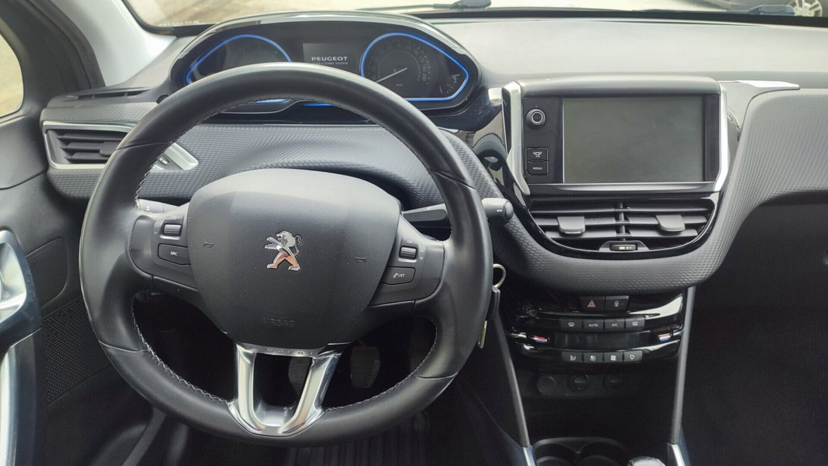Peugeot 2008 120 S&S Black Matt (5)