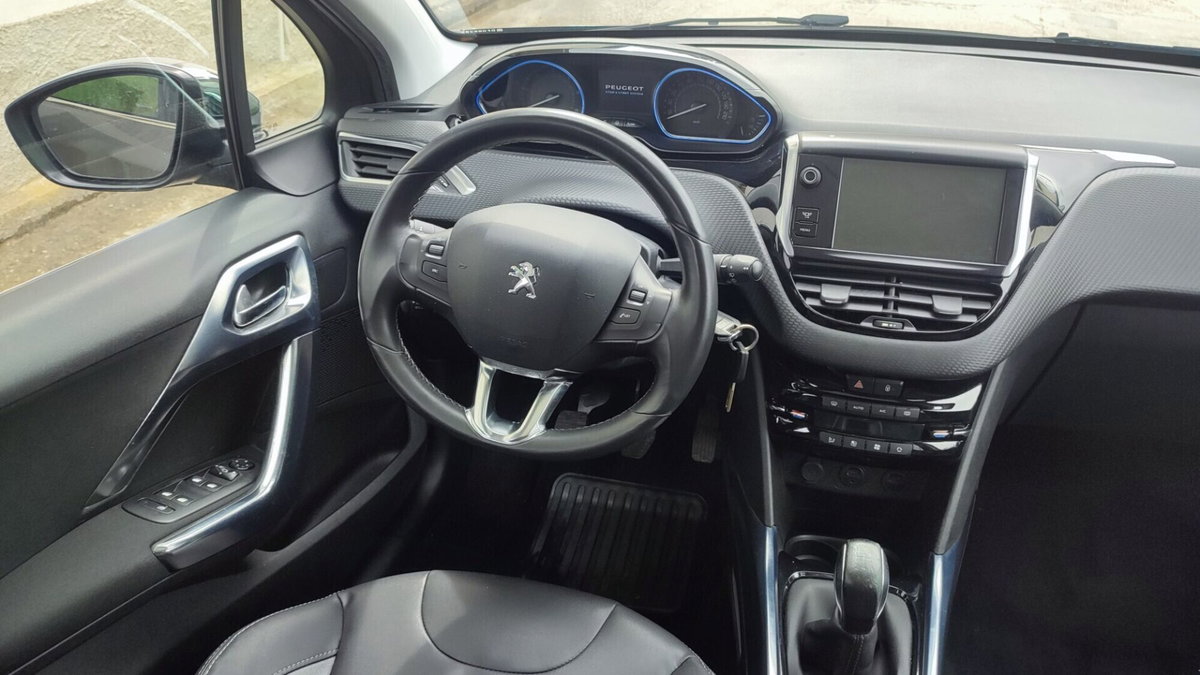 Peugeot 2008 120 S&S Black Matt (11)