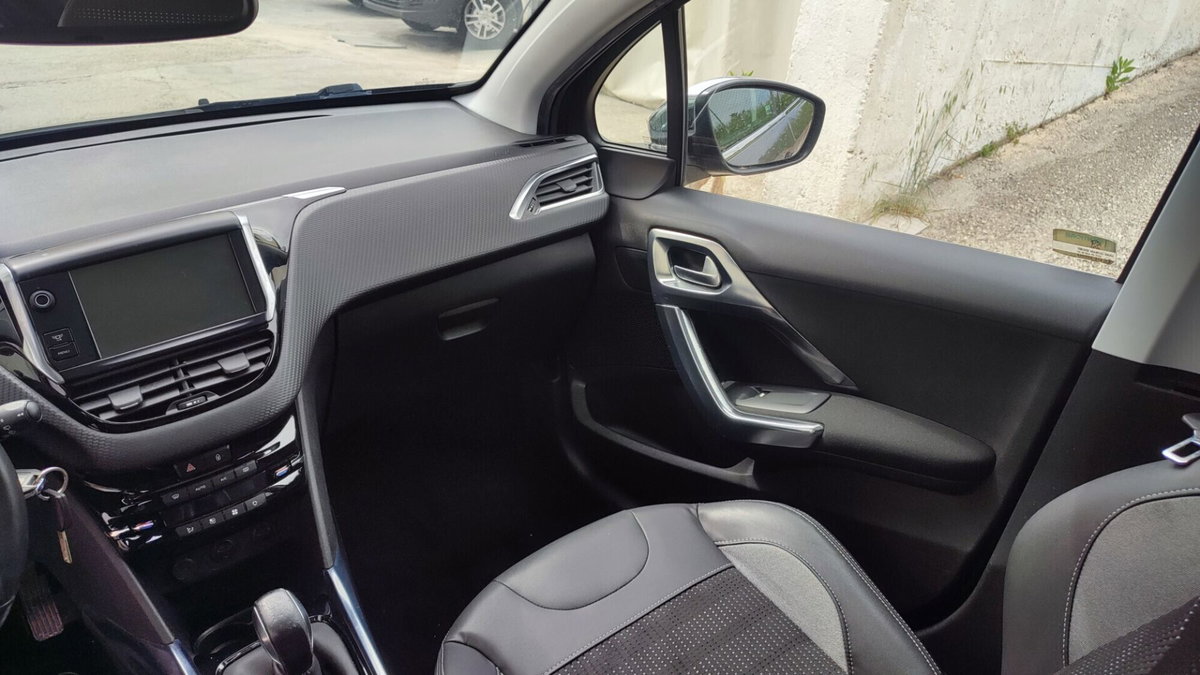 Peugeot 2008 120 S&S Black Matt (13)