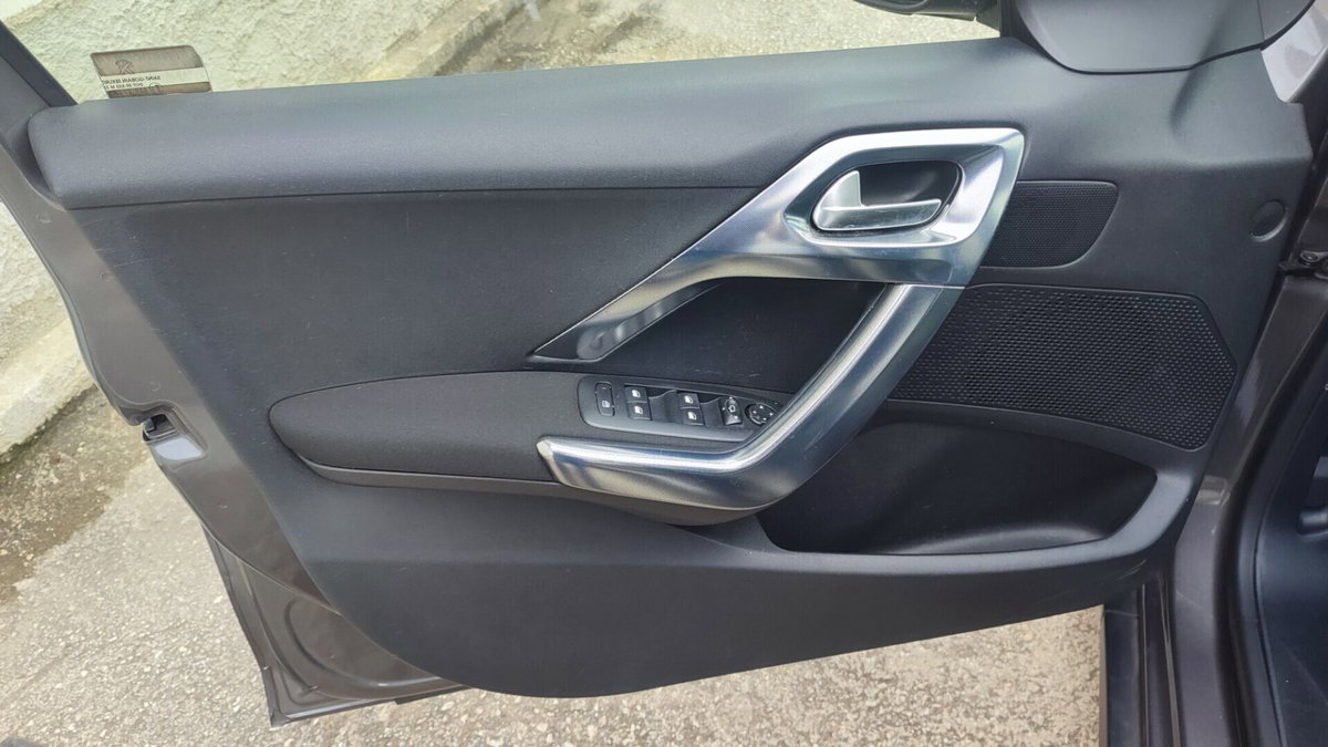 Peugeot 2008 120 S&S Black Matt (14)