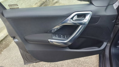 Peugeot 2008 120 S&S Black Matt (14)