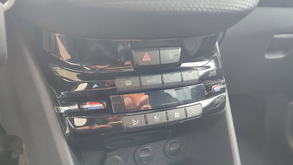 Peugeot 2008 120 S&S Black Matt (17)