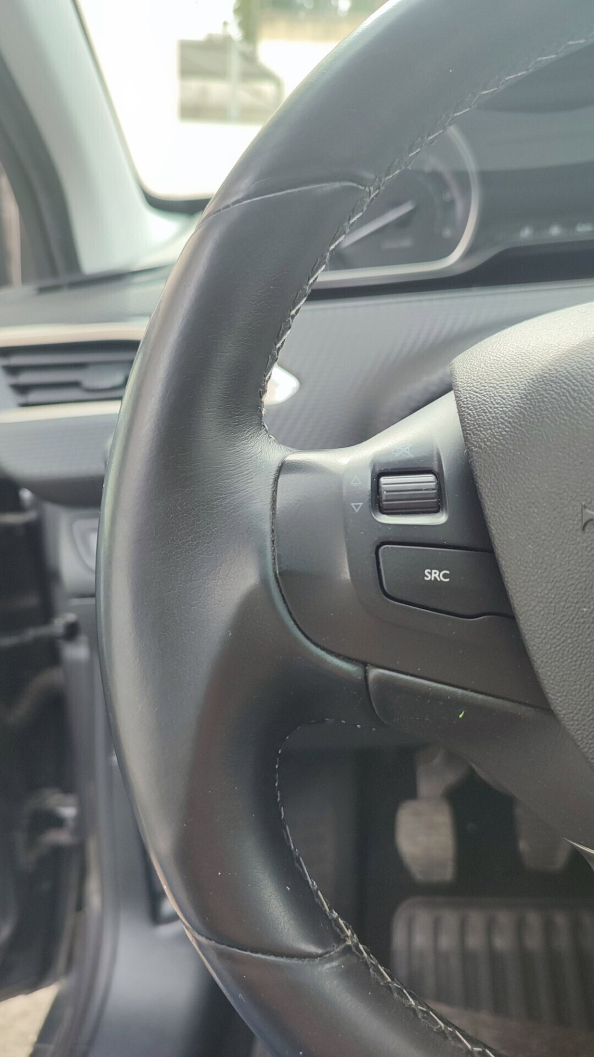 Peugeot 2008 120 S&S Black Matt (18)