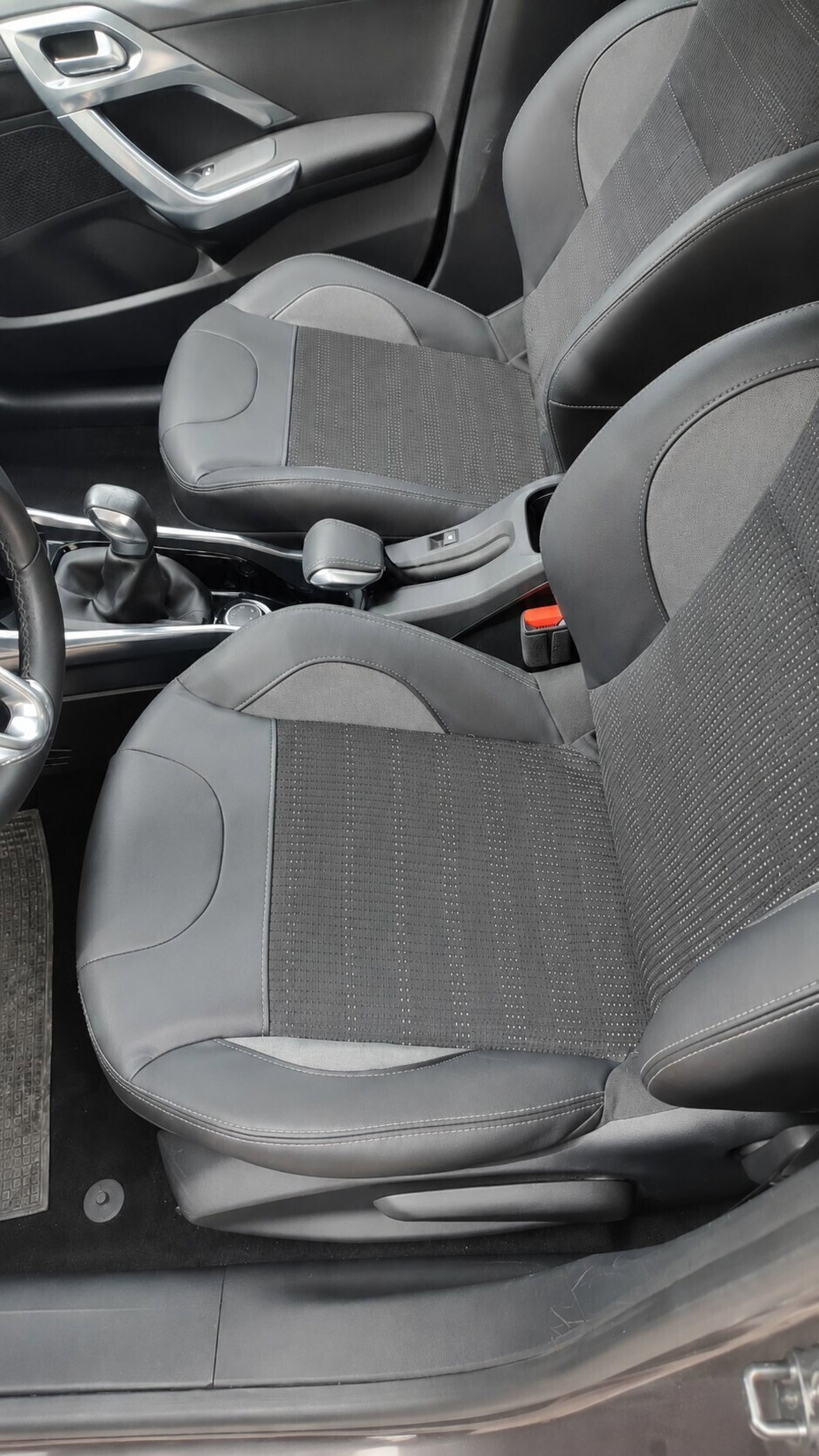 Peugeot 2008 120 S&S Black Matt (8)