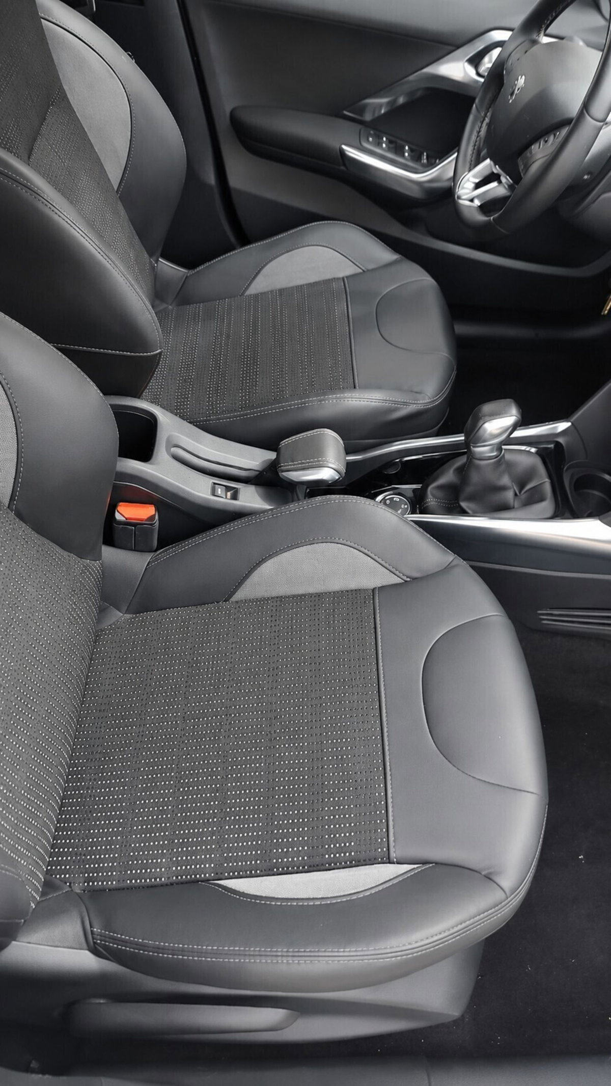 Peugeot 2008 120 S&S Black Matt (9)