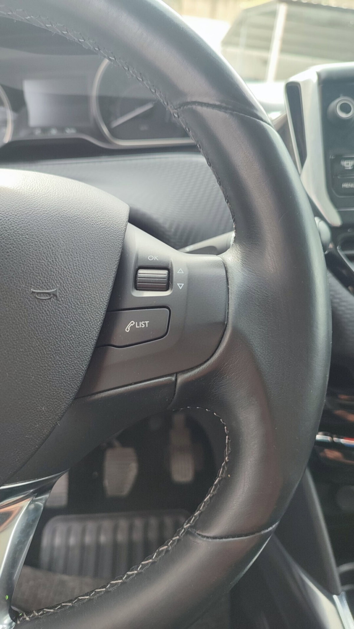 Peugeot 2008 120 S&S Black Matt (19)