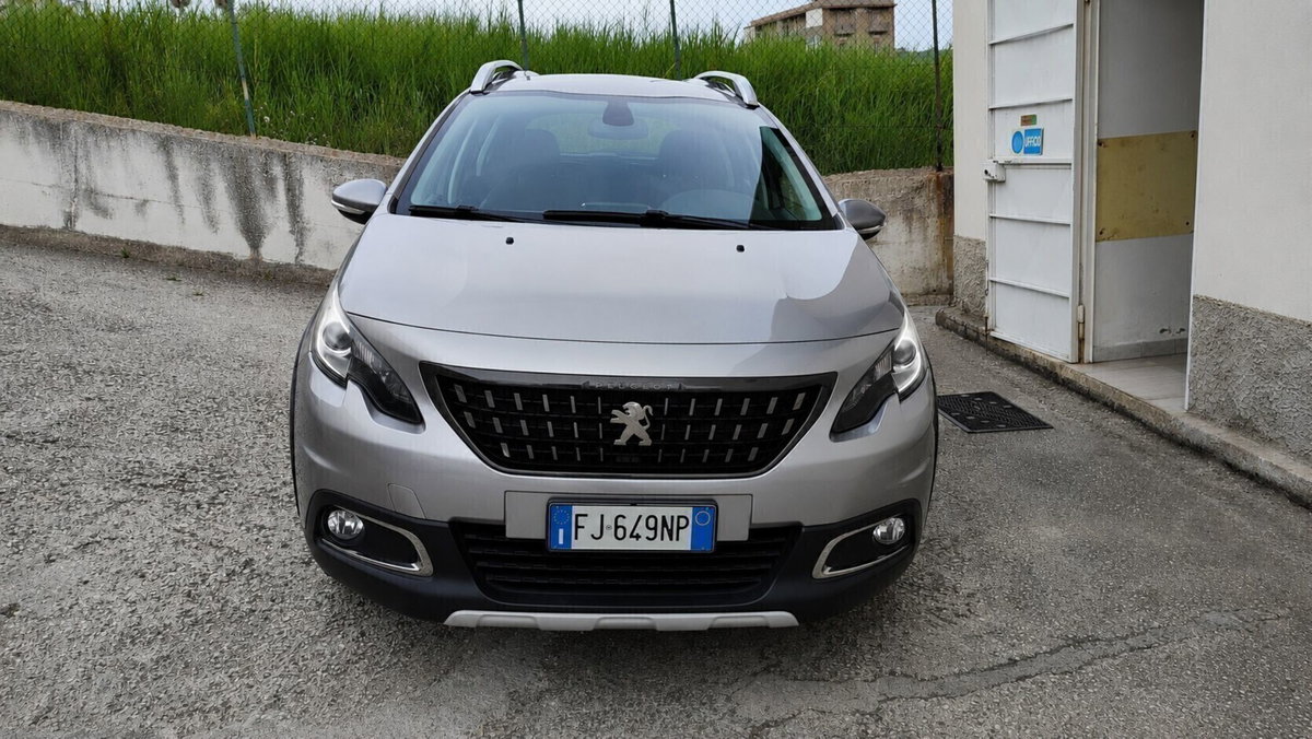 Peugeot 2008 120 S&S Black Matt (2)