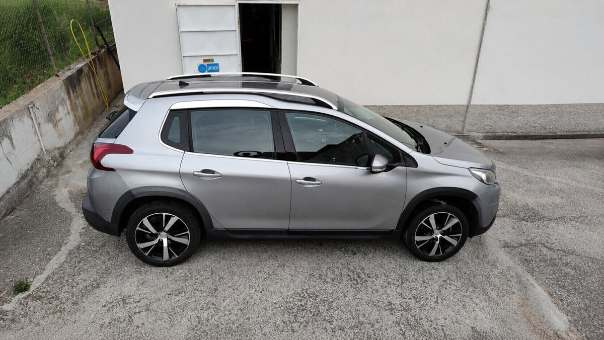 Peugeot 2008 120 S&S Black Matt (3)
