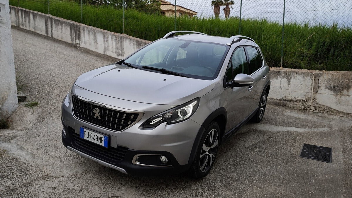 Peugeot 2008 120 S&S Black Matt (4)