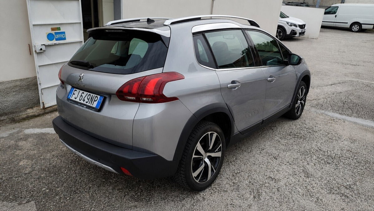 Peugeot 2008 120 S&S Black Matt (6)