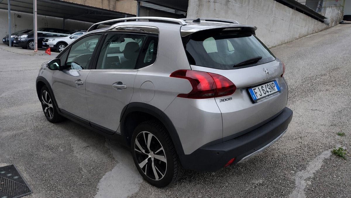 Peugeot 2008 120 S&S Black Matt (7)