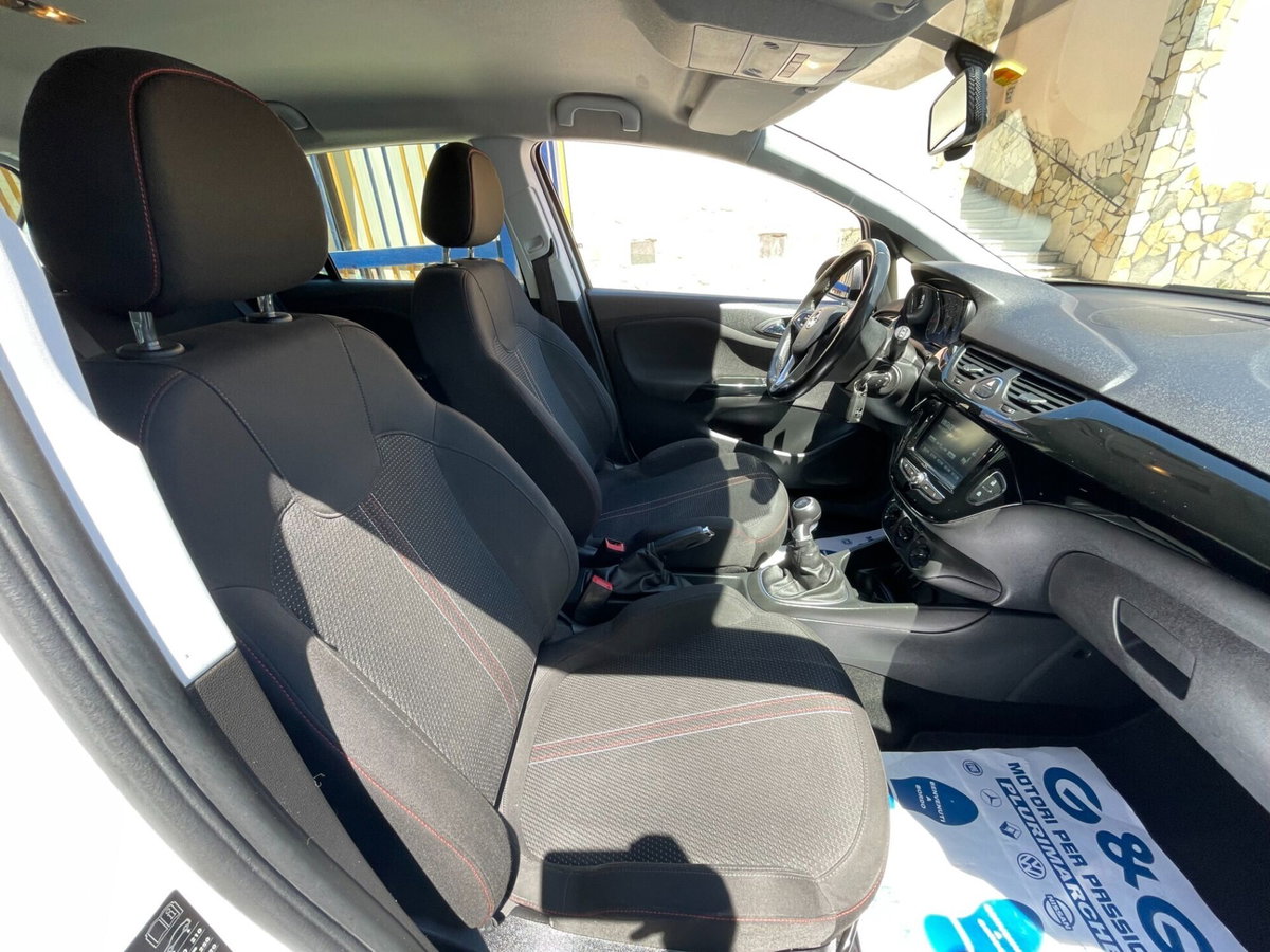 Opel Corsa 1.2 5 porte Black Edition (19)