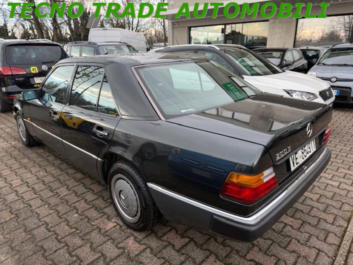 Mercedes-Benz 200 200 E (4)