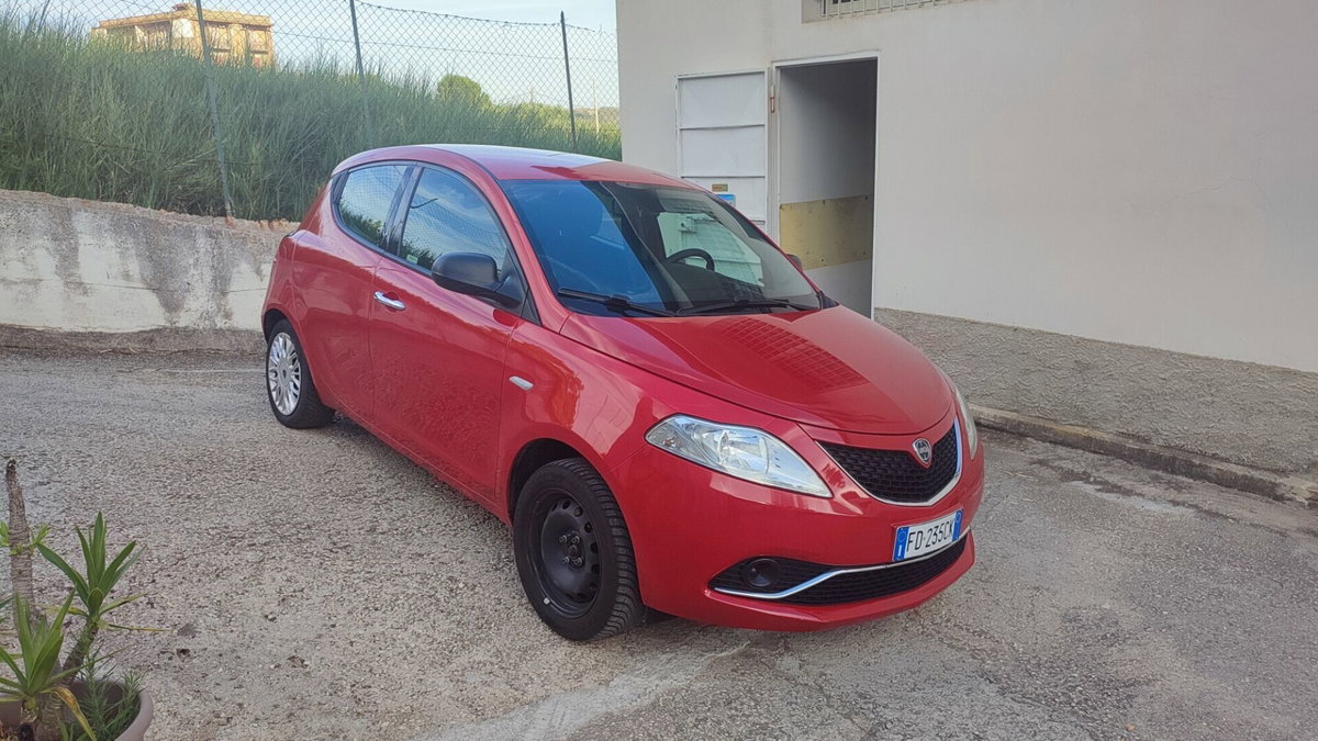 Lancia Ypsilon 1.2 69 CV 5 porte Silver (2)