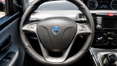 Lancia Ypsilon 1.2 69 CV 5 porte Silver (13)