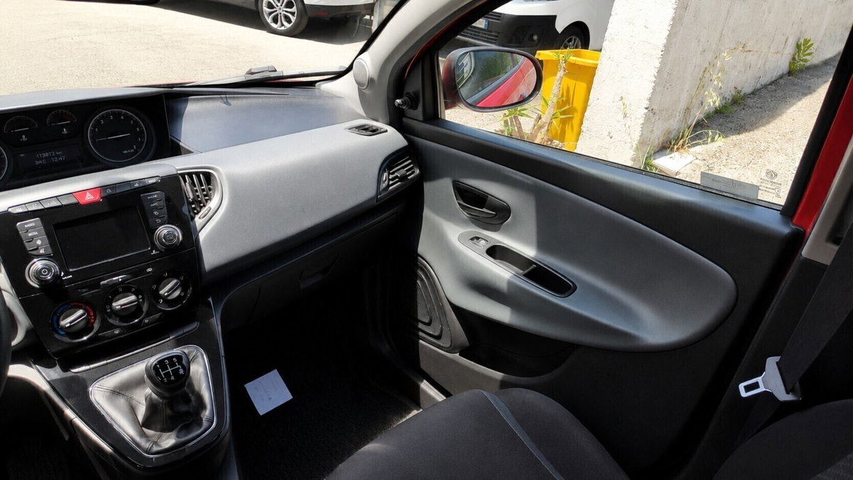 Lancia Ypsilon 1.2 69 CV 5 porte Silver (9)