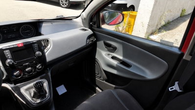 Lancia Ypsilon 1.2 69 CV 5 porte Silver (9)