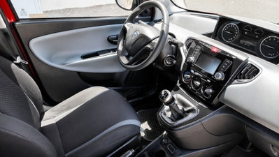 Lancia Ypsilon 1.2 69 CV 5 porte Silver (10)