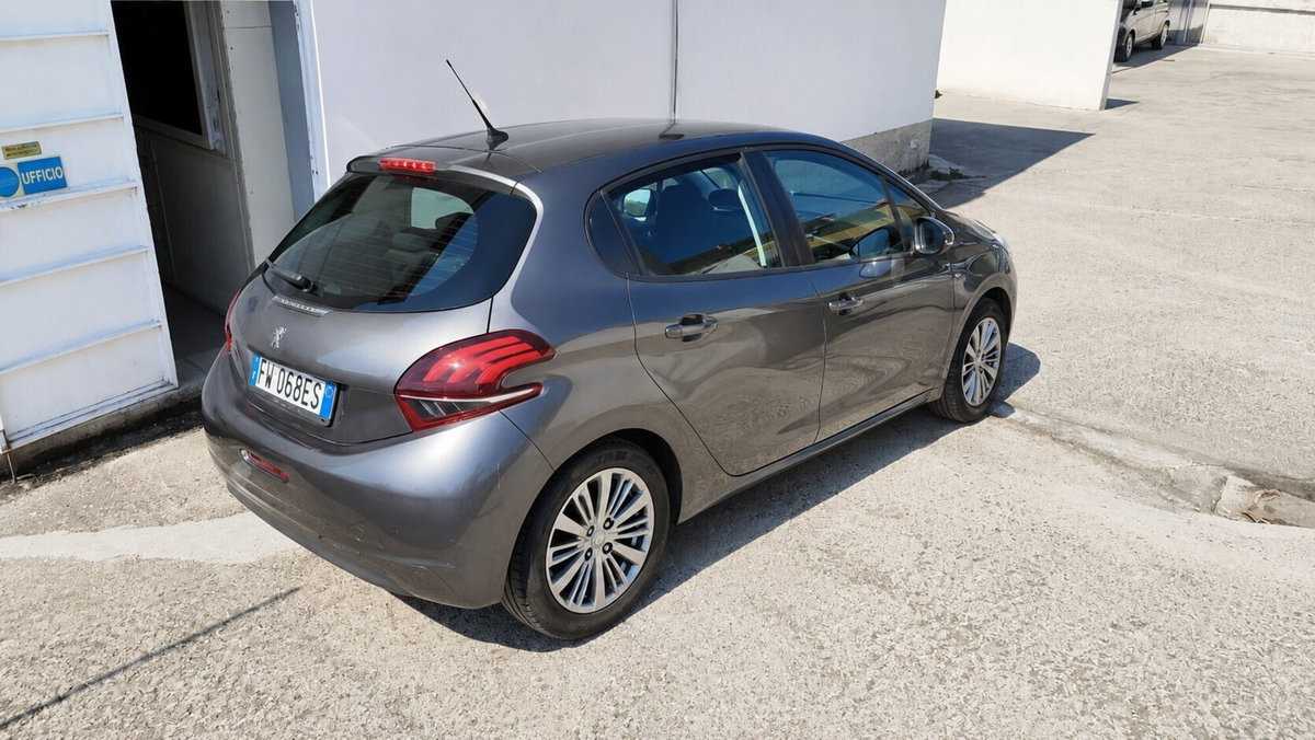 Peugeot 208 BlueHDi 100 Stop&Start 5 porte GT (7)